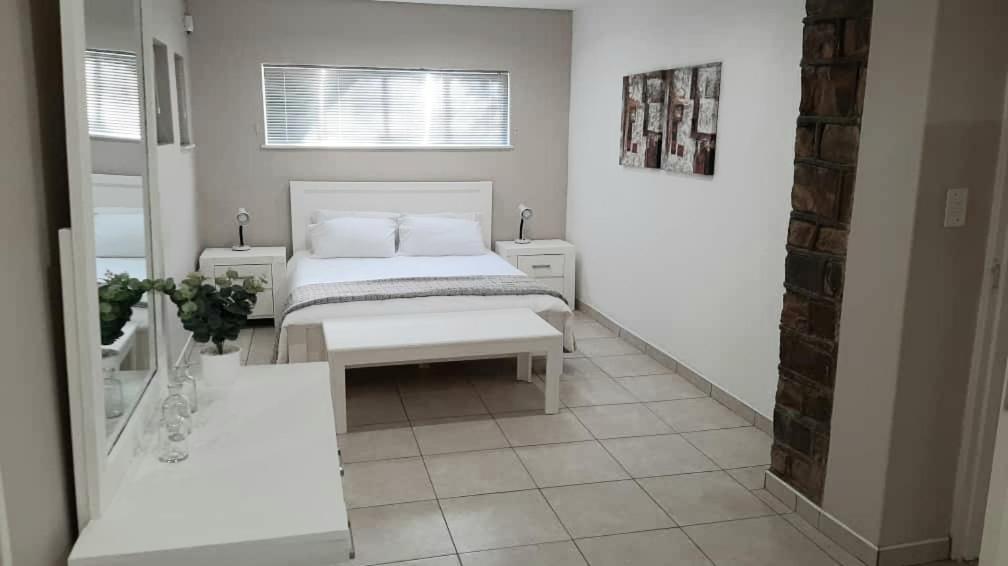Feather Self Catering Accommodation Windhoek Exterior foto